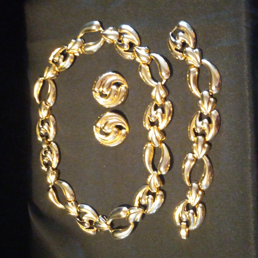 Vintage gold tone full matching set.